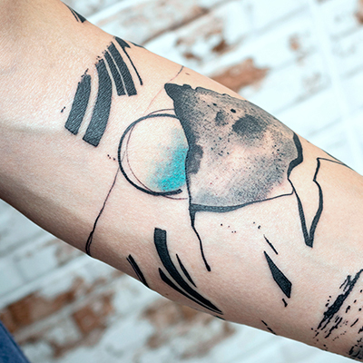 Tattoo en el ante brazo de una montaña de Asanoha Tattoo Studio