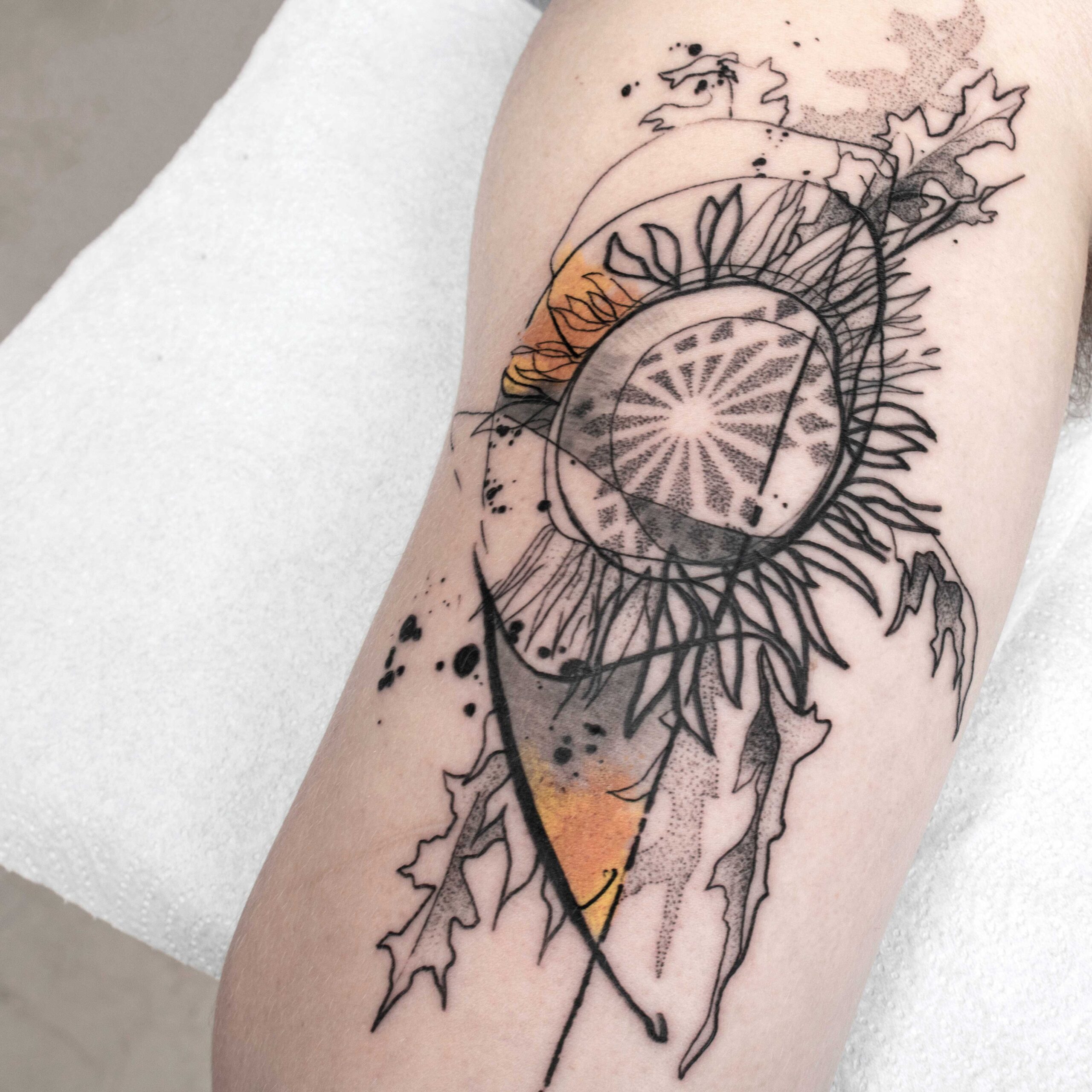 Tattoo en el brazo eguzkilore de Leire Mdmi en Asanoha Tattoo Studio
