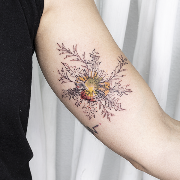 Tattoo eguzkilore color brazo