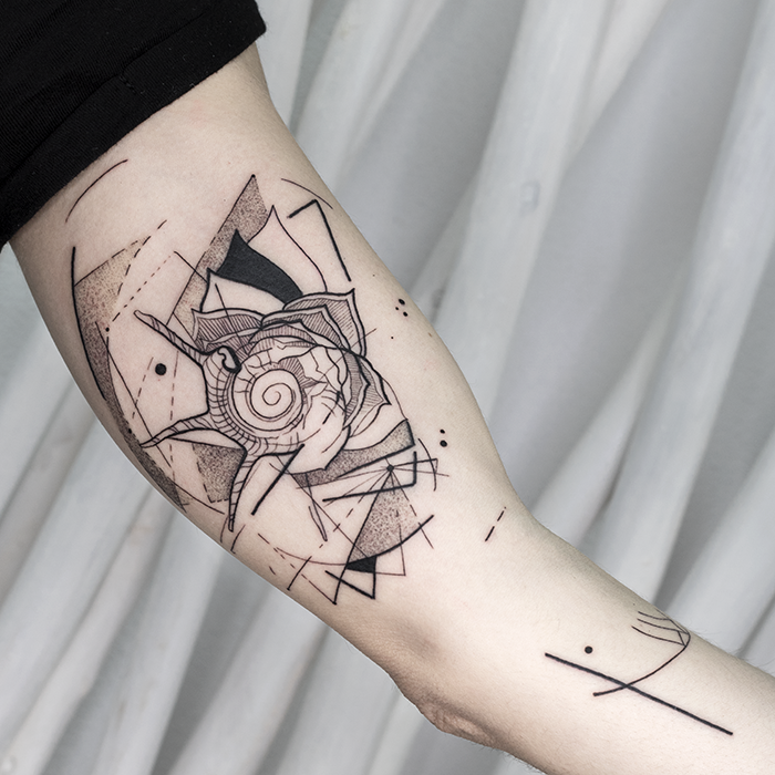 Tattoo geometria caracola