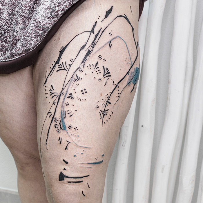 Tattoo abstracto ornamental color pierna