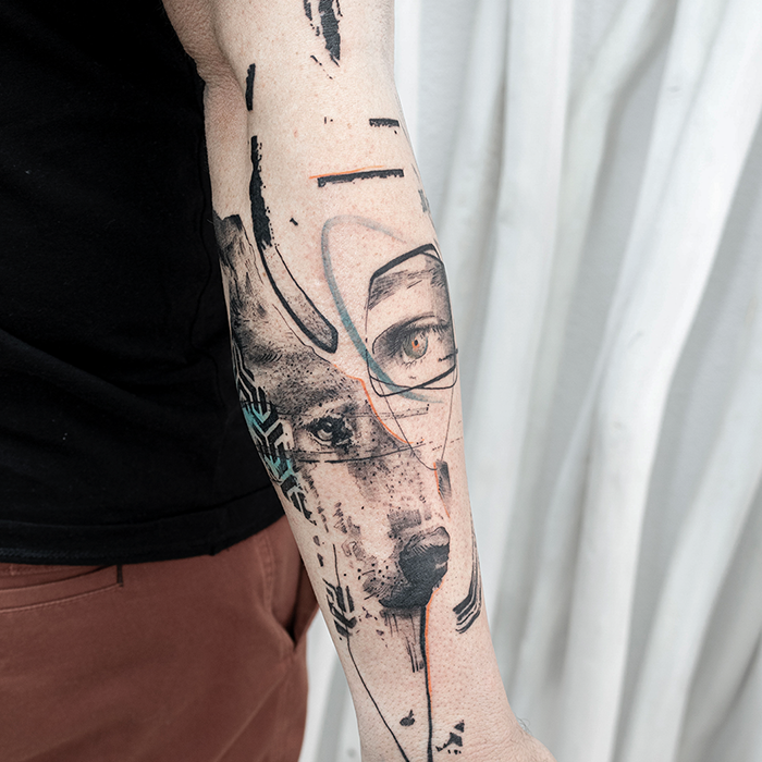 Tattoo en el brazo lobo y ojo realistas de Asanoha Tattoo Studio por Leire Mdmi 