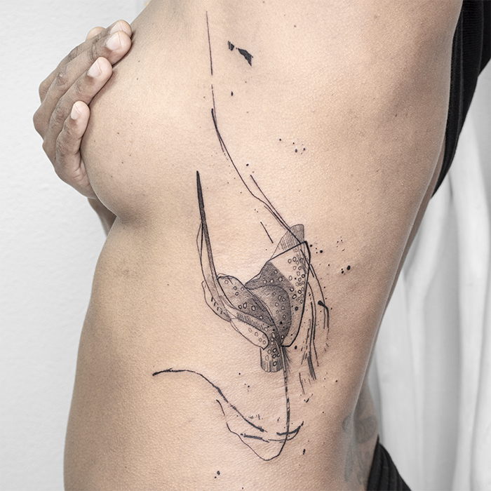 Tattoo tatuaje en el costado mantaraya salpicadura abstracto Leire Mdmi de Asanoha Tattoo Studio