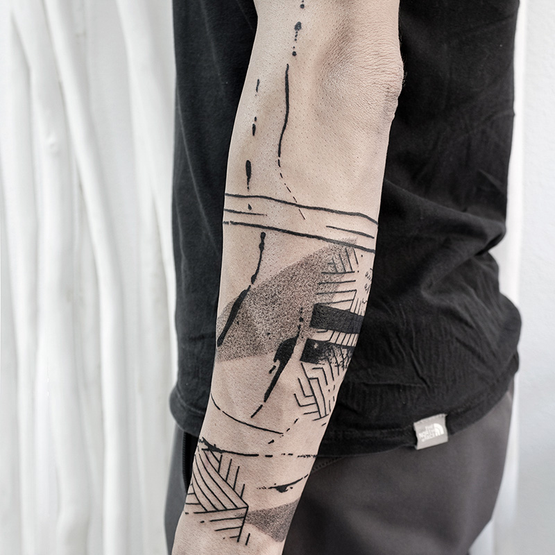 Tattoo abstracto en el brazo de Leire Mdmi de Asanoha Tattoo Studio.