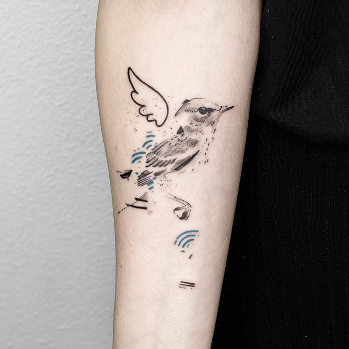 Tattoo en el brazo de un pájaro de Asanoha Tattoo Studio geometria tatuaje y arte por Leire Mdmi