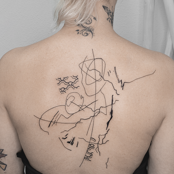 Tattoo espalda maternidad abstracto geometría mujer arte Leire Mdmi Asanoha Tattoo Studio
