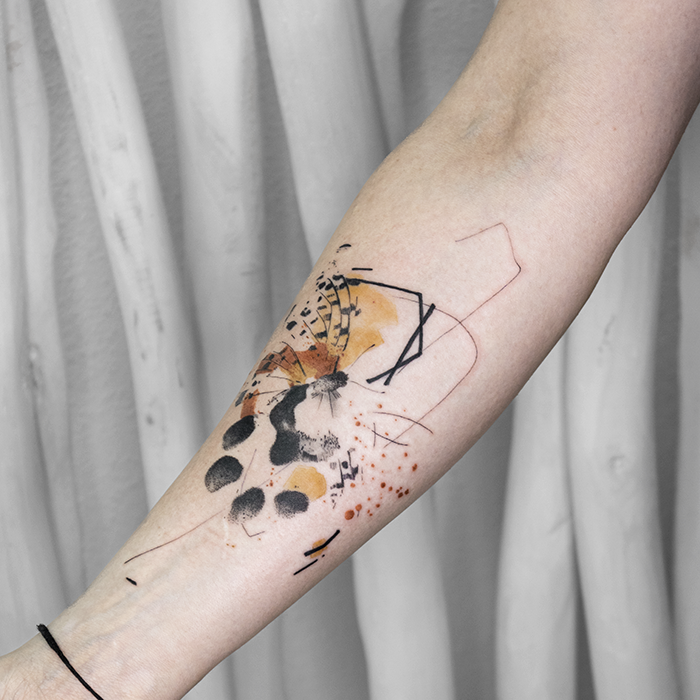 Tattoo tatuaje realismo mariposa huella perro gráfico abstracto color antebrazo de Leire Mdmi en Asanoha Tattoo Studio