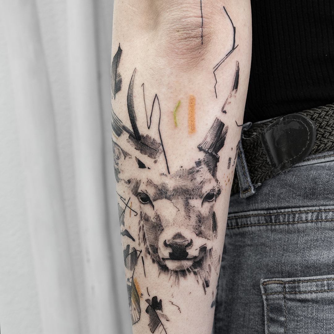 Tattoo tatuaje realismo ciervo deer nature bosque hojas gráfico abstracto color antebrazo de Leire Mdmi en Asanoha Tattoo Studio