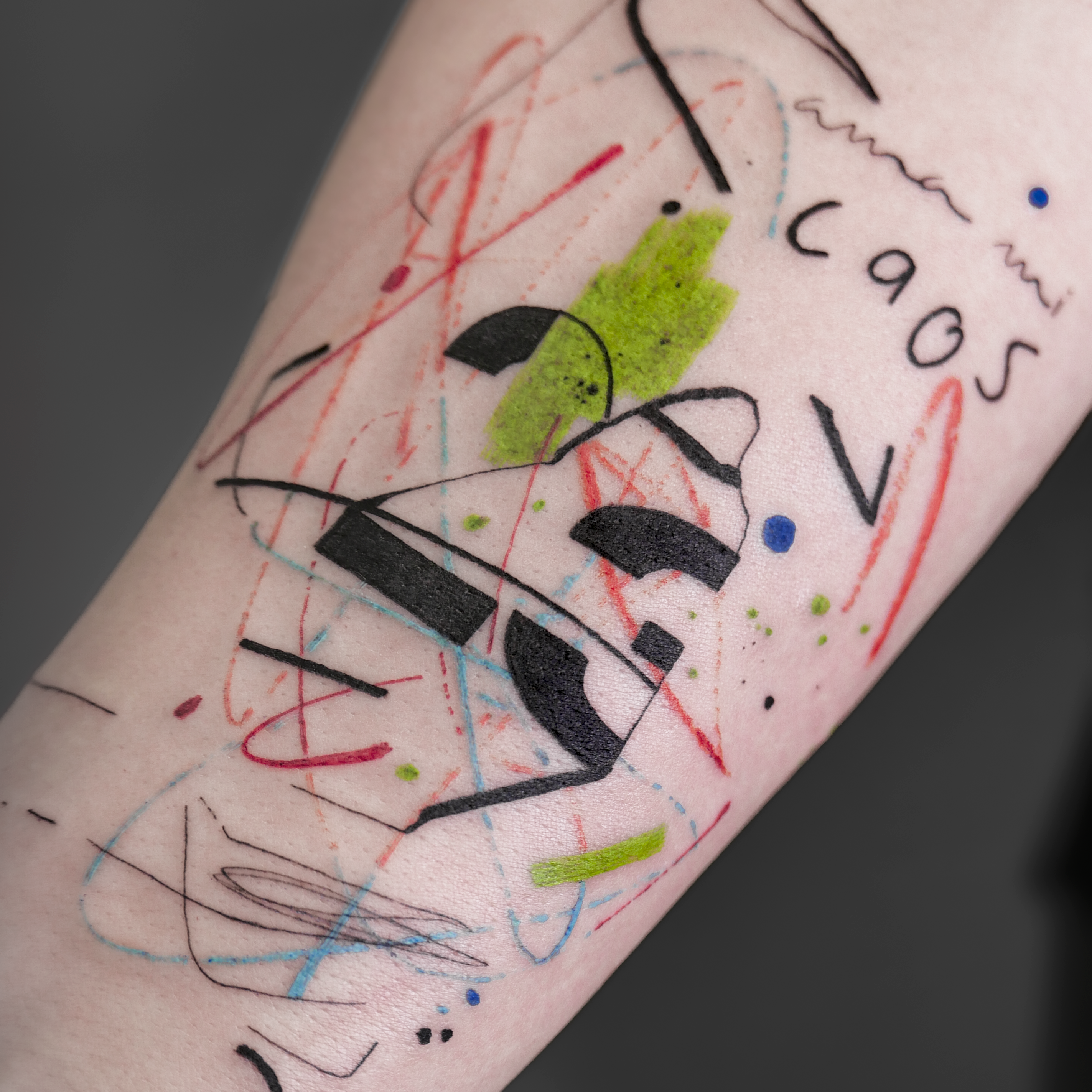 Tattoo en el antebrazo con la numero garabatos geometría colores letras de Leire Mdmi en Asanoha Tattoo Studio
